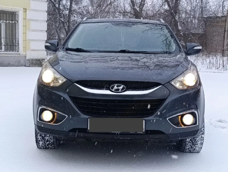 Продам hyundai ix35 2011г. 4wd 2.0at. автомобиль в идеальном состоянии(сел и поехал). пробег 197,ооо. мотор работает идеально не дымит, не дизелит. коробка работает плавно, без тычков и пинков. по ходовой без нареканий. все стекла в круг родные включая лобовое. хорошая комплектация в которую входит: два ключа, комбинированный кожаный салон, подогрев всех сидений, двухзонный климат контроль, мульти руль, камера заднего вида, датчик дождя, датчик света, круиз контроль и многое другое. цена 1,27о🍋 торг. все вопросы по📞+7(949)-522-70-98📞 📞 🇷🇺 звоните: +79495227098 - фотография - 2