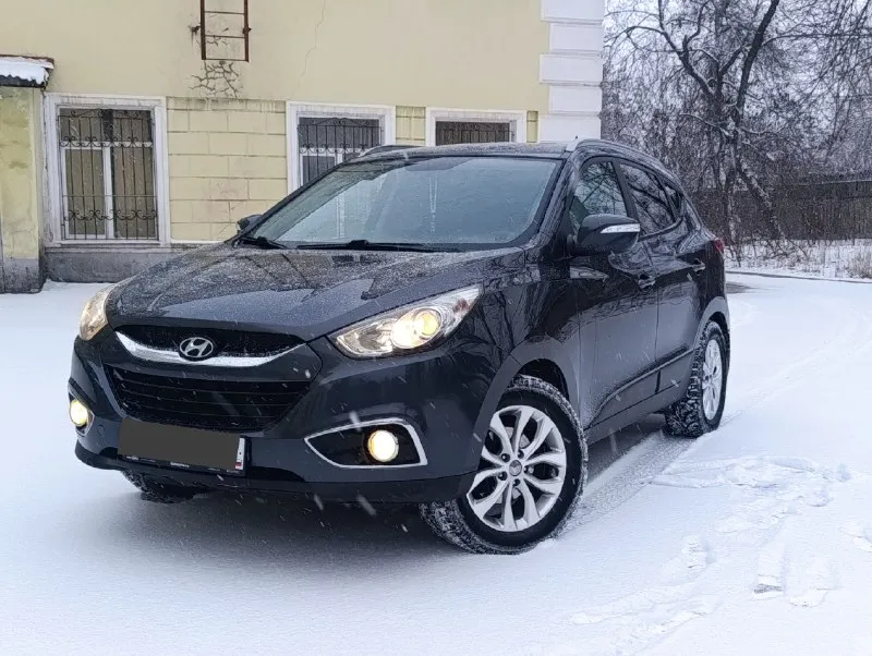 Продам hyundai ix35 2011г. 4wd 2.0at. автомобиль в идеальном состоянии(сел и поехал). пробег 197,ооо. мотор работает идеально не дымит, не дизелит. коробка работает плавно, без тычков и пинков. по ходовой без нареканий. все стекла в круг родные включая лобовое. хорошая комплектация в которую входит: два ключа, комбинированный кожаный салон, подогрев всех сидений, двухзонный климат контроль, мульти руль, камера заднего вида, датчик дождя, датчик света, круиз контроль и многое другое. цена 1,27о🍋 торг. все вопросы по📞+7(949)-522-70-98📞 📞 🇷🇺 звоните: +79495227098 - фотография - 3