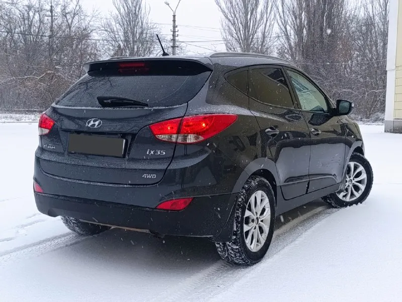 Продам hyundai ix35 2011г. 4wd 2.0at. автомобиль в идеальном состоянии(сел и поехал). пробег 197,ооо. мотор работает идеально не дымит, не дизелит. коробка работает плавно, без тычков и пинков. по ходовой без нареканий. все стекла в круг родные включая лобовое. хорошая комплектация в которую входит: два ключа, комбинированный кожаный салон, подогрев всех сидений, двухзонный климат контроль, мульти руль, камера заднего вида, датчик дождя, датчик света, круиз контроль и многое другое. цена 1,27о🍋 торг. все вопросы по📞+7(949)-522-70-98📞 📞 🇷🇺 звоните: +79495227098 - фотография - 4