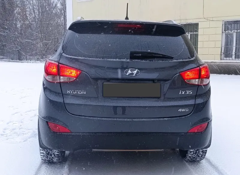 Продам hyundai ix35 2011г. 4wd 2.0at. автомобиль в идеальном состоянии(сел и поехал). пробег 197,ооо. мотор работает идеально не дымит, не дизелит. коробка работает плавно, без тычков и пинков. по ходовой без нареканий. все стекла в круг родные включая лобовое. хорошая комплектация в которую входит: два ключа, комбинированный кожаный салон, подогрев всех сидений, двухзонный климат контроль, мульти руль, камера заднего вида, датчик дождя, датчик света, круиз контроль и многое другое. цена 1,27о🍋 торг. все вопросы по📞+7(949)-522-70-98📞 📞 🇷🇺 звоните: +79495227098 - фотография - 5