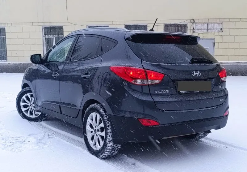 Продам hyundai ix35 2011г. 4wd 2.0at. автомобиль в идеальном состоянии(сел и поехал). пробег 197,ооо. мотор работает идеально не дымит, не дизелит. коробка работает плавно, без тычков и пинков. по ходовой без нареканий. все стекла в круг родные включая лобовое. хорошая комплектация в которую входит: два ключа, комбинированный кожаный салон, подогрев всех сидений, двухзонный климат контроль, мульти руль, камера заднего вида, датчик дождя, датчик света, круиз контроль и многое другое. цена 1,27о🍋 торг. все вопросы по📞+7(949)-522-70-98📞 📞 🇷🇺 звоните: +79495227098 - фотография - 6