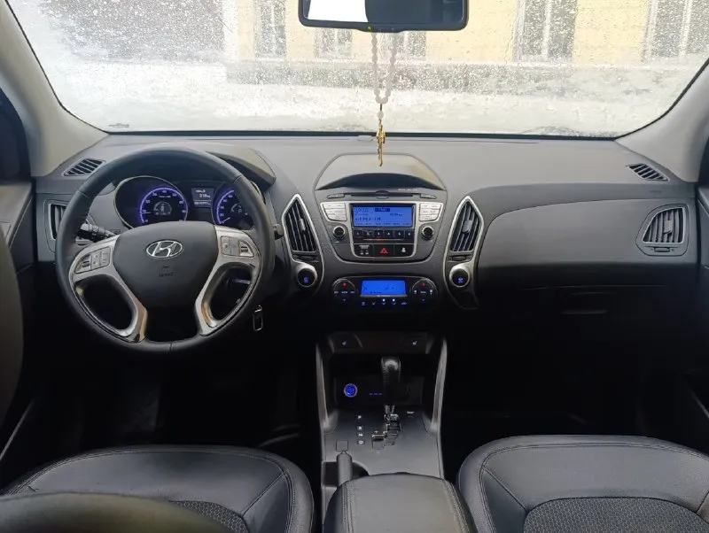Продам hyundai ix35 2011г. 4wd 2.0at. автомобиль в идеальном состоянии(сел и поехал). пробег 197,ооо. мотор работает идеально не дымит, не дизелит. коробка работает плавно, без тычков и пинков. по ходовой без нареканий. все стекла в круг родные включая лобовое. хорошая комплектация в которую входит: два ключа, комбинированный кожаный салон, подогрев всех сидений, двухзонный климат контроль, мульти руль, камера заднего вида, датчик дождя, датчик света, круиз контроль и многое другое. цена 1,27о🍋 торг. все вопросы по📞+7(949)-522-70-98📞 📞 🇷🇺 звоните: +79495227098 - фотография - 7
