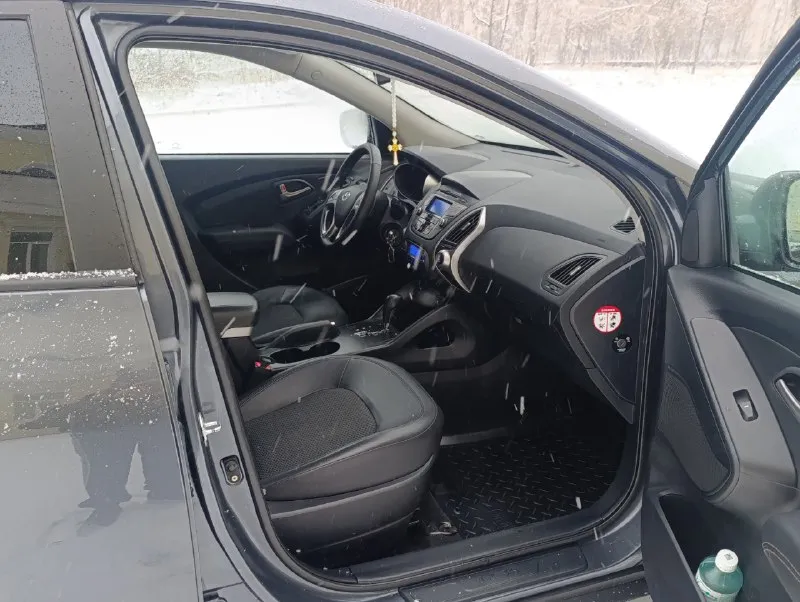 Продам hyundai ix35 2011г. 4wd 2.0at. автомобиль в идеальном состоянии(сел и поехал). пробег 197,ооо. мотор работает идеально не дымит, не дизелит. коробка работает плавно, без тычков и пинков. по ходовой без нареканий. все стекла в круг родные включая лобовое. хорошая комплектация в которую входит: два ключа, комбинированный кожаный салон, подогрев всех сидений, двухзонный климат контроль, мульти руль, камера заднего вида, датчик дождя, датчик света, круиз контроль и многое другое. цена 1,27о🍋 торг. все вопросы по📞+7(949)-522-70-98📞 📞 🇷🇺 звоните: +79495227098 - фотография - 8