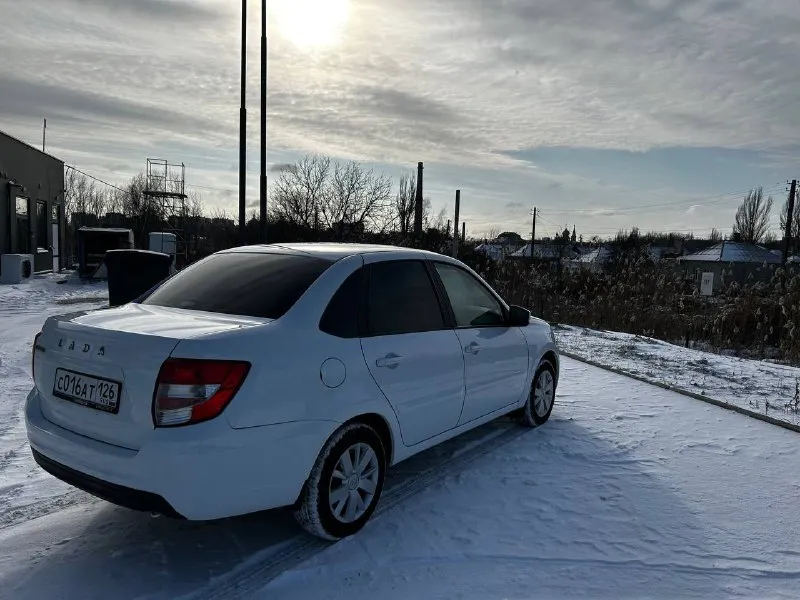 Продам лада гранта 2023 год в отлично состоянии один хозяин вся зеленая автотека оригинальный пробег в такси не использовалась комплектация гур, абс, кондиционер, стеклоподъемники цена 750 000 тел +79996208756 гор. мариуполь - фотография - 2