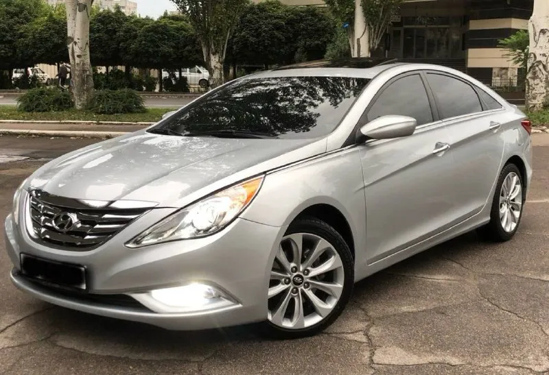 В продаже личный автомобиль в отличном состоянии без каких либо вложений и проблем hyundai sonata 2013 год выпуска пробег 122 mil двигатель 2.0 277 лошадей под копотом супер хорошая комплектация есть все для комфорта автомобиль обслужен от и до масла фильтра установлена фирменая новая зимняя резина красивый удобный комфортный экономичный кто заинтересован звоните приезжайте цена 1130🍋000 тысяч рублей срочно цена снижена до 19 января звоните приезжайте город донецк ленинский номер телефона +7949 396 98 55 📲 tg: 💞 📞 звоните: +7(949)3969855 - фотография - 3