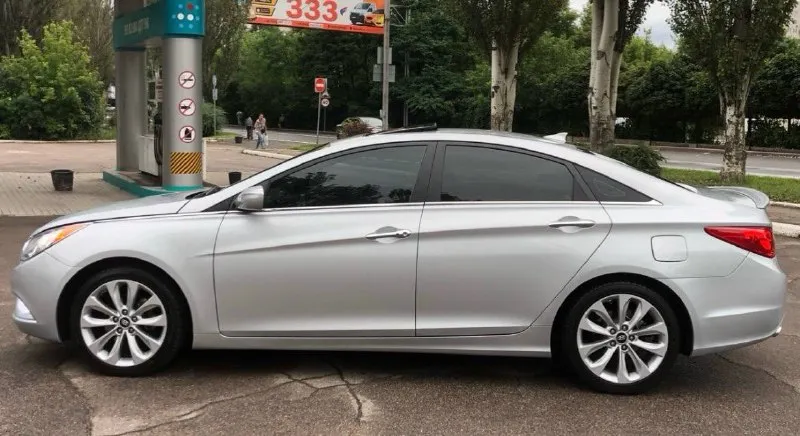В продаже личный автомобиль в отличном состоянии без каких либо вложений и проблем hyundai sonata 2013 год выпуска пробег 122 mil двигатель 2.0 277 лошадей под копотом супер хорошая комплектация есть все для комфорта автомобиль обслужен от и до масла фильтра установлена фирменая новая зимняя резина красивый удобный комфортный экономичный кто заинтересован звоните приезжайте цена 1130🍋000 тысяч рублей срочно цена снижена до 19 января звоните приезжайте город донецк ленинский номер телефона +7949 396 98 55 📲 tg: 💞 📞 звоните: +7(949)3969855 - фотография - 4