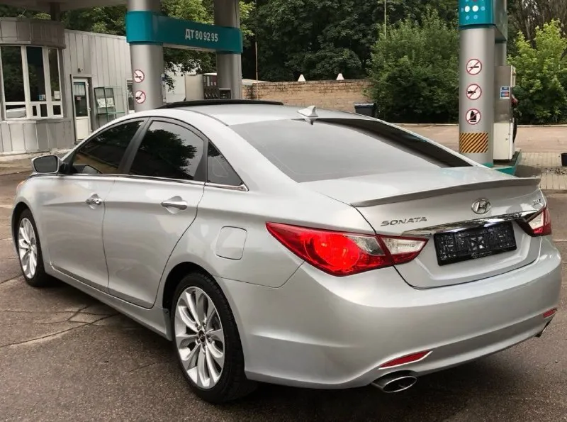 В продаже личный автомобиль в отличном состоянии без каких либо вложений и проблем hyundai sonata 2013 год выпуска пробег 122 mil двигатель 2.0 277 лошадей под копотом супер хорошая комплектация есть все для комфорта автомобиль обслужен от и до масла фильтра установлена фирменая новая зимняя резина красивый удобный комфортный экономичный кто заинтересован звоните приезжайте цена 1130🍋000 тысяч рублей срочно цена снижена до 19 января звоните приезжайте город донецк ленинский номер телефона +7949 396 98 55 📲 tg: 💞 📞 звоните: +7(949)3969855 - фотография - 5