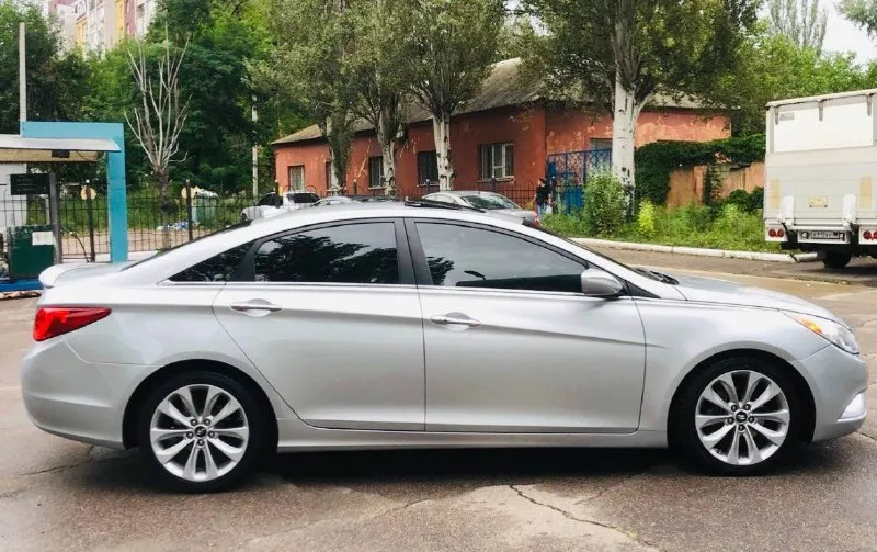 В продаже личный автомобиль в отличном состоянии без каких либо вложений и проблем hyundai sonata 2013 год выпуска пробег 122 mil двигатель 2.0 277 лошадей под копотом супер хорошая комплектация есть все для комфорта автомобиль обслужен от и до масла фильтра установлена фирменая новая зимняя резина красивый удобный комфортный экономичный кто заинтересован звоните приезжайте цена 1130🍋000 тысяч рублей срочно цена снижена до 19 января звоните приезжайте город донецк ленинский номер телефона +7949 396 98 55 📲 tg: 💞 📞 звоните: +7(949)3969855 - фотография - 7