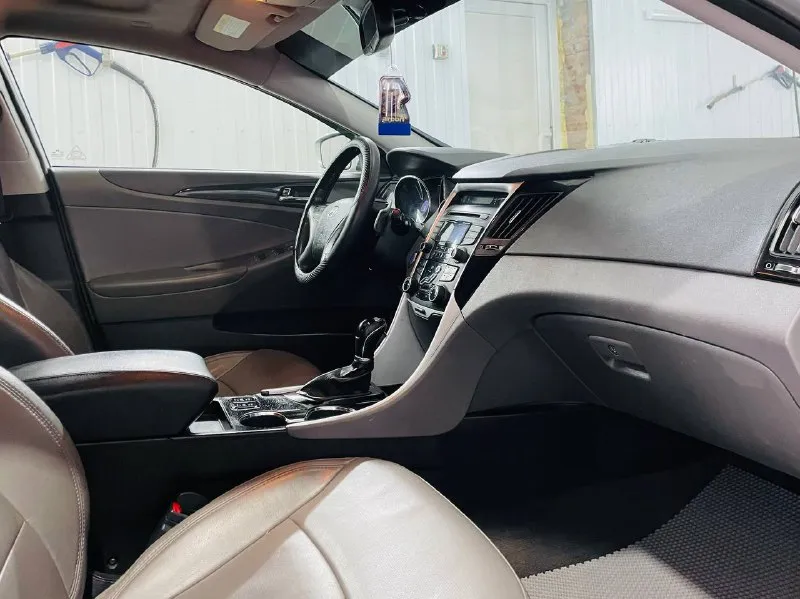 В продаже личный автомобиль в отличном состоянии без каких либо вложений и проблем hyundai sonata 2013 год выпуска пробег 122 mil двигатель 2.0 277 лошадей под копотом супер хорошая комплектация есть все для комфорта автомобиль обслужен от и до масла фильтра установлена фирменая новая зимняя резина красивый удобный комфортный экономичный кто заинтересован звоните приезжайте цена 1130🍋000 тысяч рублей срочно цена снижена до 19 января звоните приезжайте город донецк ленинский номер телефона +7949 396 98 55 📲 tg: 💞 📞 звоните: +7(949)3969855 - фотография - 9