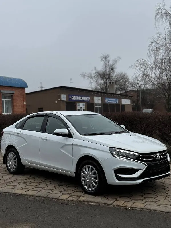 Ваз vesta год 2024 пробег 15000км на гарантии комплектация enjoy подогрев сидений, круиз контроль, автозапуск сигнализация с обратной связью автомобиля, все зоны риска в броне плёнки, два комплекта ключей, два комплекта резины, без дтп ▶️смотреть больше фото◀️ я собственник цена 1🍋330 торг +79495672089 📲 tg: марк 📞 звоните: +7(949)5672089 - фотография - 10