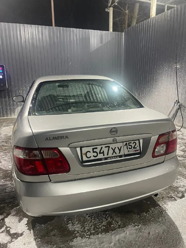 Nissan almera 1.5 mt, 2005, пробег 230.000 тыс масло менялось каждые 7 тыс км, резина зима+лето стоит магнитола с блютусом, вместительный багажник, комплект колес заходит легко. машина не гнилая, хорошое японское авто в своем классе, осмотр луганск восточные квартала, торг у капота цена 420000, торг будет у капота. тел +79595792779 роман 📞 звоните: +7(959)5792779 - фотография - 3