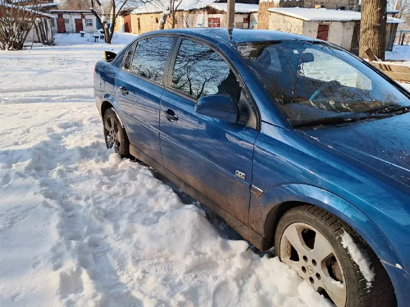 Продам opel вектра с 2003 год, двигатель 1.8 125 лошадинных сил, двигатель в норме ходовая тоже коробка механика не выбивает, кузов в нормальном состоянии есть подкрасы, гур, климат контроль, бортовик, андроид магнитола(блютуз, вайфай, навигатор) центральной замок, передние электро подьемники, обогрев переднее, заднее стекло. масла, фильтра заменены месяц назад, по электрике все работает. нужно заниматься сделать багажник(прикрепить трос) ! требуют замены щетки генератора! диски легкосплав 17 тые. кузов оцинкован без гнили, без рыжиков. машина на твердую 4+. цена 400 продажа по дкп. находится в донецке. +79490875026 📞 звоните: +7(949)0875026 - фотография - 4