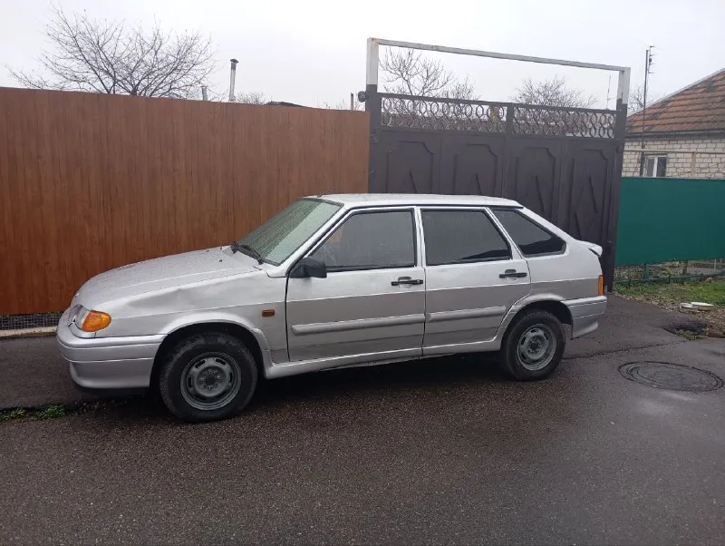 Продам ваз 2114 на бодром ходу, двс масло не ест, всё масла меняются вовремя, ходовая в круг новая, стоит не плохая музыка, проклеена шумо вибро изоляцией, на фото видно, машина не новая, года берут своё, дыр нет, всё работает всё моргает, ручник работает, резина зима новая, двс второй отдам в подарок, реальному покупателю торг, цена 170000₽ торг реальному покупателю при виде денег! звонить по номеру 89282628004 или 89498562714 александр - фотография - 3