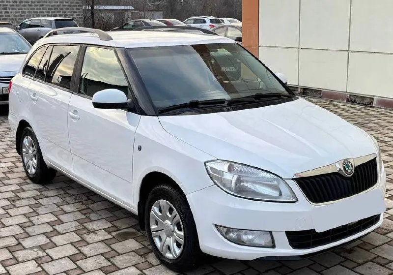 Срочно ‼️ продам skoda fabia 2011г. в кузове универсал! автомобиль в прекрасном состоянии, абсолютно без вложений! кузов оцинкованный! соответственно гниль и ржавчина отсутствует! все герметики и швы завод! остекление оригинальное! двигатель 1.4 86л. с. работает ровно и тихо, без посторонних шумов! масло не расходует. кпп механика! переключается плавно! без хрустов и вылетов. ходовая часть на 5/5, без каких либо стуков скрипов и прочего! по комплектации: гидроусилитель руля, кондиционер(рабочий), система abs, микролифт передних сидений, серво руль, руль на вылет, стеклоподъёмники, электро зеркала, подогрев зеркал и заднего стекла, подогрев сидений, бортовой компьютер, два ключа. документы кристально чистые, оформление в мрэо без проблем! цена 600.000т/р торг. тел: +7 (949) 426-74-93, тел: +7 (949) 567-63-44, telegram по этим номерам! продажа срочная ‼️ - фотография - 2