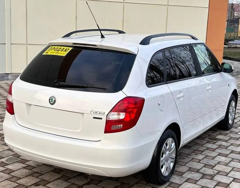 Срочно ‼️ продам skoda fabia 2011г. в кузове универсал! автомобиль в прекрасном состоянии, абсолютно без вложений! кузов оцинкованный! соответственно гниль и ржавчина отсутствует! все герметики и швы завод! остекление оригинальное! двигатель 1.4 86л. с. работает ровно и тихо, без посторонних шумов! масло не расходует. кпп механика! переключается плавно! без хрустов и вылетов. ходовая часть на 5/5, без каких либо стуков скрипов и прочего! по комплектации: гидроусилитель руля, кондиционер(рабочий), система abs, микролифт передних сидений, серво руль, руль на вылет, стеклоподъёмники, электро зеркала, подогрев зеркал и заднего стекла, подогрев сидений, бортовой компьютер, два ключа. документы кристально чистые, оформление в мрэо без проблем! цена 600.000т/р торг. тел: +7 (949) 426-74-93, тел: +7 (949) 567-63-44, telegram по этим номерам! продажа срочная ‼️ - фотография - 3