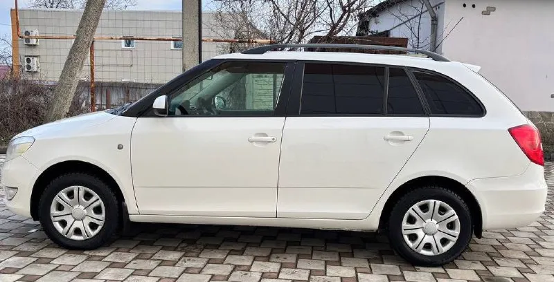Срочно ‼️ продам skoda fabia 2011г. в кузове универсал! автомобиль в прекрасном состоянии, абсолютно без вложений! кузов оцинкованный! соответственно гниль и ржавчина отсутствует! все герметики и швы завод! остекление оригинальное! двигатель 1.4 86л. с. работает ровно и тихо, без посторонних шумов! масло не расходует. кпп механика! переключается плавно! без хрустов и вылетов. ходовая часть на 5/5, без каких либо стуков скрипов и прочего! по комплектации: гидроусилитель руля, кондиционер(рабочий), система abs, микролифт передних сидений, серво руль, руль на вылет, стеклоподъёмники, электро зеркала, подогрев зеркал и заднего стекла, подогрев сидений, бортовой компьютер, два ключа. документы кристально чистые, оформление в мрэо без проблем! цена 600.000т/р торг. тел: +7 (949) 426-74-93, тел: +7 (949) 567-63-44, telegram по этим номерам! продажа срочная ‼️ - фотография - 5