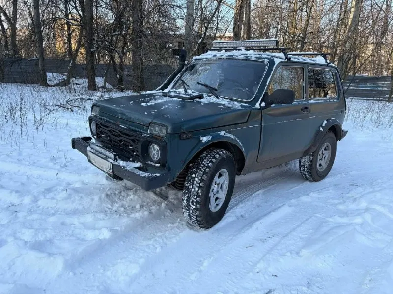 Продаю ниву 4x4 🚗 марка: ваз 21213, 2001года 💰 цена: 270 000 ₽ (быстрым торг!) 🔧 техническое состояние: - мощный и надежный двигатель 1.7 л, отлично тянет, без дымления и перебоев. масложора нет! - карбюратор настроен идеально, работает стабильно в любую погоду с пол-оборота. - ходовка новая, развал сделан, карданы новые, промвал новый, рулевой редуктор новый. 🎶 комфорт и удобства: - всё по электрике работает как часы: центральный замок, музыка, стеклоподъемники, сигнализация. - документы в порядке, без ограничений штрафов и т д. - возможно оформлене через мрэо. машина снята с учета стс птс дкп на руках! авто находится в донецке. 📞 звоните или пишите по номеру: +79494199625 (в любое время). при необходимости, могу привезти по договоренности. 📞 звоните: +7(949)4199625 - фотография - 2