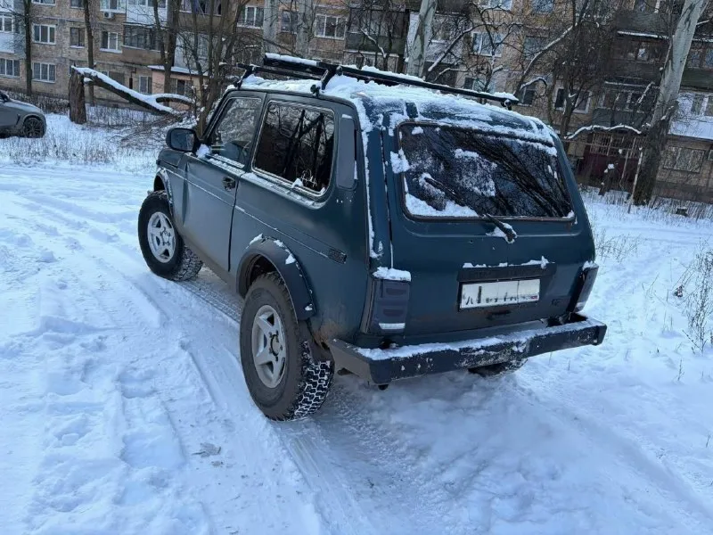 Продаю ниву 4x4 🚗 марка: ваз 21213, 2001года 💰 цена: 270 000 ₽ (быстрым торг!) 🔧 техническое состояние: - мощный и надежный двигатель 1.7 л, отлично тянет, без дымления и перебоев. масложора нет! - карбюратор настроен идеально, работает стабильно в любую погоду с пол-оборота. - ходовка новая, развал сделан, карданы новые, промвал новый, рулевой редуктор новый. 🎶 комфорт и удобства: - всё по электрике работает как часы: центральный замок, музыка, стеклоподъемники, сигнализация. - документы в порядке, без ограничений штрафов и т д. - возможно оформлене через мрэо. машина снята с учета стс птс дкп на руках! авто находится в донецке. 📞 звоните или пишите по номеру: +79494199625 (в любое время). при необходимости, могу привезти по договоренности. 📞 звоните: +7(949)4199625 - фотография - 3