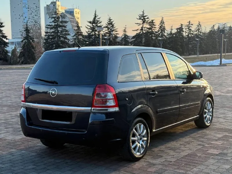 Продам opel zafira b рест! отличный 7 местный авто -2010 год -мотор 1.8 -кпп механика. -пробег: 189 000 родной пробег автомобиль в идеальном состоянии без сколов ржавчин и рыжиков все как на фото! автомобиль полностью обслужен нечего делать не нужно. мульти руль, 4 стеклоподъемника, электро легулировка зеркал, складывание зеркал, бортовой компьютер. салон чистый опрятный ухоженный. -авто юридически чист и готов к переоформлению цена: 750 000 т. руб. торг хорошему покупателю! осмотр донецк. звонить по номеру. тел: +7 (949) 594-15-39 тел: +7 (949) 589-54-40 если не дозваниватесь звоните на телеграмм 📞 звоните: +7(949)5941539 - фотография - 3