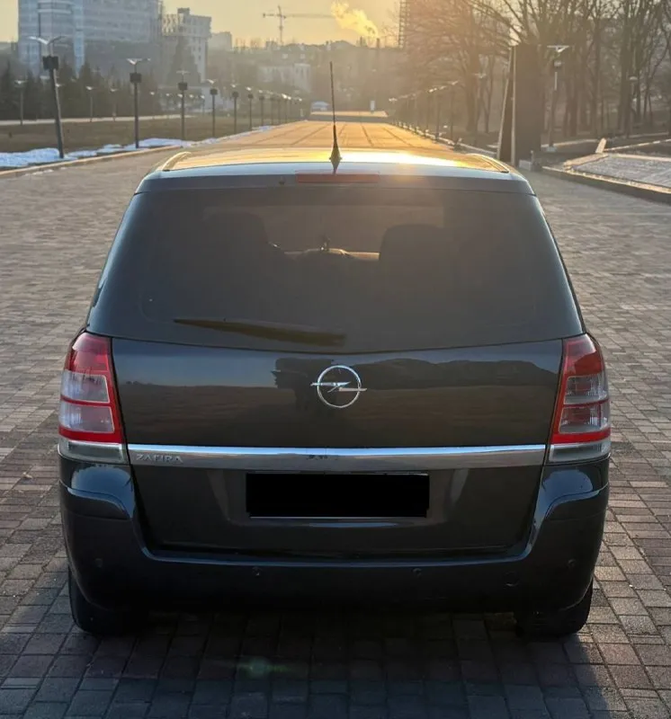 Продам opel zafira b рест! отличный 7 местный авто -2010 год -мотор 1.8 -кпп механика. -пробег: 189 000 родной пробег автомобиль в идеальном состоянии без сколов ржавчин и рыжиков все как на фото! автомобиль полностью обслужен нечего делать не нужно. мульти руль, 4 стеклоподъемника, электро легулировка зеркал, складывание зеркал, бортовой компьютер. салон чистый опрятный ухоженный. -авто юридически чист и готов к переоформлению цена: 750 000 т. руб. торг хорошему покупателю! осмотр донецк. звонить по номеру. тел: +7 (949) 594-15-39 тел: +7 (949) 589-54-40 если не дозваниватесь звоните на телеграмм 📞 звоните: +7(949)5941539 - фотография - 5