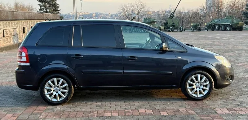 Продам opel zafira b рест! отличный 7 местный авто -2010 год -мотор 1.8 -кпп механика. -пробег: 189 000 родной пробег автомобиль в идеальном состоянии без сколов ржавчин и рыжиков все как на фото! автомобиль полностью обслужен нечего делать не нужно. мульти руль, 4 стеклоподъемника, электро легулировка зеркал, складывание зеркал, бортовой компьютер. салон чистый опрятный ухоженный. -авто юридически чист и готов к переоформлению цена: 750 000 т. руб. торг хорошему покупателю! осмотр донецк. звонить по номеру. тел: +7 (949) 594-15-39 тел: +7 (949) 589-54-40 если не дозваниватесь звоните на телеграмм 📞 звоните: +7(949)5941539 - фотография - 6
