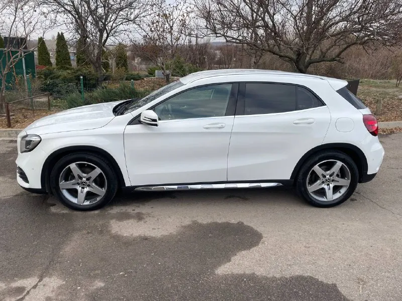 ‼продаю mercedes gla-класс 1.6 (15 л. с.) amt, 2018, r18 (два комлекта резины) пробег 58.000 все в родном окрасе. цена 2.4🍋 без торга. автомобиль в идеальнейшем состоянии!!! состояние нового авто! 100% оригинальный пробег, эксплуатация только в городе, птс оригинал, я третий собственник, два комплекта резины, два ключа, очень достойное состояние авто! весь автомобиль в заводском окрасе! не одна деталь кузова не красилась, не снималась, по автотеки есть дтп, но по факту менялось только левое зеркало заднего вида. год выпуска 2018,птс выдан в 2019 году, поставлен на учёт февраль 2019 года! высокая комплектация кнопка "старт стоп " сидения "ковши" климат контроль электропривод крышки багажника контроль безопасности столкновений красивая красная строчка в салоне led оптика 3d на дверях amg пакет салон как новый, никогда в авто не курили, кожа не потерта, кузов без сколов и царапины, передняя часть авто в бронепленке, включая лобовое, все стекла родные! автомо 📞 звоните: +7(949)3030838 - фотография - 3