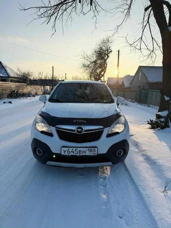 Продам opel mokka 2014 в отличном состояние! я второй владелец птс оригинал пробег-170 тыс мотор-1.8(140 л. с) коробка механика привод передний 2 комплекта резины зима/лето на дисках машина хранится в гараже зимой и летом комплектация: - система курсовой устойчивости - бортовой компьютер - круиз контроль - датчики света - датчики дождя - электропривод зеркал - климат контроль - подогревы сидений -подогрев руля 2 ключа, делать ничего не нужно, сел поехал! машина без дтп родной окрас цена-1.200 000₽ тел +79493892823 осмотр - харцызск 📞 звоните: +7(949)3892823 - фотография - 2