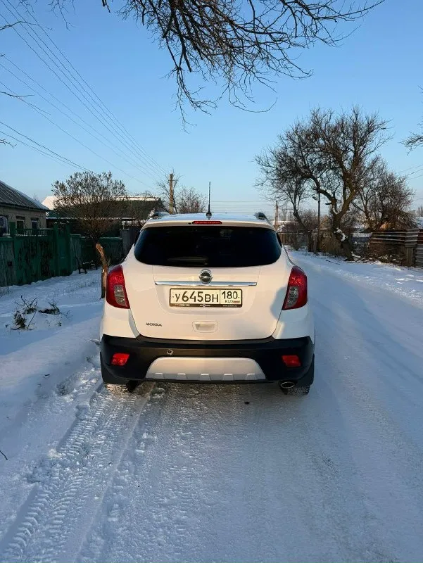 Продам opel mokka 2014 в отличном состояние! я второй владелец птс оригинал пробег-170 тыс мотор-1.8(140 л. с) коробка механика привод передний 2 комплекта резины зима/лето на дисках машина хранится в гараже зимой и летом комплектация: - система курсовой устойчивости - бортовой компьютер - круиз контроль - датчики света - датчики дождя - электропривод зеркал - климат контроль - подогревы сидений -подогрев руля 2 ключа, делать ничего не нужно, сел поехал! машина без дтп родной окрас цена-1.200 000₽ тел +79493892823 осмотр - харцызск 📞 звоните: +7(949)3892823 - фотография - 3