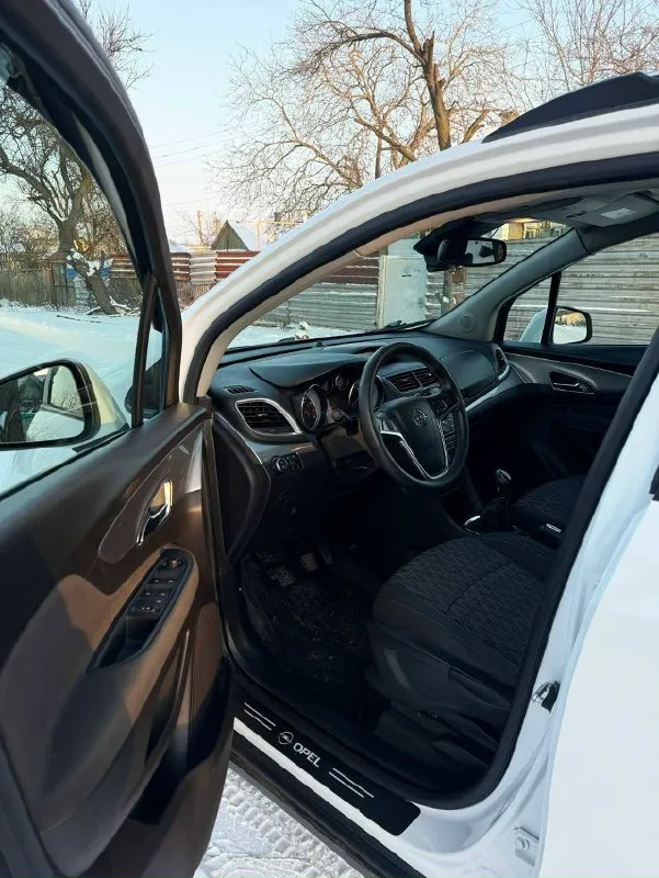 Продам opel mokka 2014 в отличном состояние! я второй владелец птс оригинал пробег-170 тыс мотор-1.8(140 л. с) коробка механика привод передний 2 комплекта резины зима/лето на дисках машина хранится в гараже зимой и летом комплектация: - система курсовой устойчивости - бортовой компьютер - круиз контроль - датчики света - датчики дождя - электропривод зеркал - климат контроль - подогревы сидений -подогрев руля 2 ключа, делать ничего не нужно, сел поехал! машина без дтп родной окрас цена-1.200 000₽ тел +79493892823 осмотр - харцызск 📞 звоните: +7(949)3892823 - фотография - 7