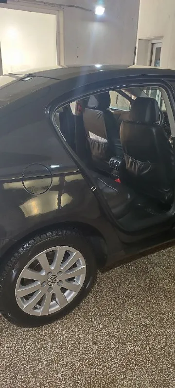 Продажа от собственника!!! пассат б6, 1.6 bse, самый простой и надёжный двигатель, экономный расход топлива, сделан кап ремонт. 2006 год выпуска. пробег 283 000. механическая кп. в отличном состоянии для своих лет. полная оцинковка кузова. в салоне не курили. родные стекла. 2 ключа. вложено очень много сил и средств, на машине не экономили, подробности по телефону: +79495776250 - сергей. документы в полном порядке. буду присутствовать при переоформлении в мрэо. осмотр в г. донецк. цена 700 000 💰, торг, разумеется присутствует. причина продажи: переезд. 📞 звоните: +7(949)5776250 - фотография - 7