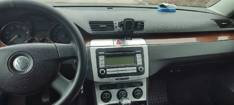 Продажа от собственника!!! пассат б6, 1.6 bse, самый простой и надёжный двигатель, экономный расход топлива, сделан кап ремонт. 2006 год выпуска. пробег 283 000. механическая кп. в отличном состоянии для своих лет. полная оцинковка кузова. в салоне не курили. родные стекла. 2 ключа. вложено очень много сил и средств, на машине не экономили, подробности по телефону: +79495776250 - сергей. документы в полном порядке. буду присутствовать при переоформлении в мрэо. осмотр в г. донецк. цена 700 000 💰, торг, разумеется присутствует. причина продажи: переезд. 📞 звоните: +7(949)5776250 - фотография - 8