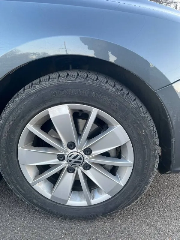 Продам свой автомобиль volkswagen джета 6 официальный европейка 2016 г объем 1.6 автомат пробег 75000 т один хозяин собственник машина мариупольская гаражное хранения вся в родной краске не одна деталь не снималась два ключа книга т 79495806351 📲 tg: @vahan1956 📞 звоните: +7(949)5806351 - фотография - 2