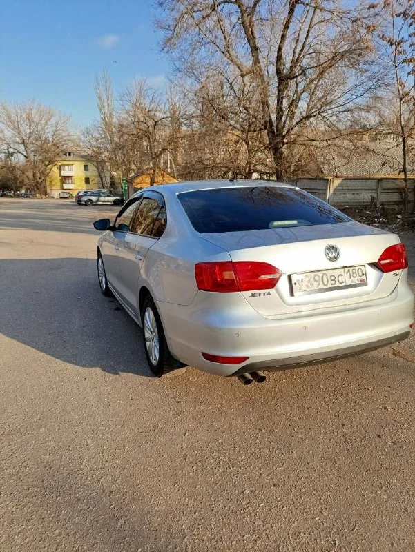 Продам volkswagen jetta, 2013 года в комплектации soshi edition, в отличном состоянии. пробег 212тыс. 1,4 турбо на 122л. с, обслужен, не дымит, не троит, масло не ест. кузов авто сохранился хорошо, без дтп, в родном окрасе, любые проверки. ходовая обслуживалась недавно, без каких либо звуков. салон сохранился хорошо, работает каждая кнопочка. хорошая комплектация: мультируль, парктронники передние и задние, датчик света, круиз-контроль, регулировка и подогрев зеркал, климат контроль обслужен. противотуманки, мультимедиа с aux, usb, подогревы сидений и. т.д. оригинальные диски r16. два комплекта резины. большой вместительный багажник. полное переоформление в мрэо. цена 1050000 тел. +79495073135 📲 tg: юлиана романова 📞 звоните: +7(949)5073135 - фотография - 2