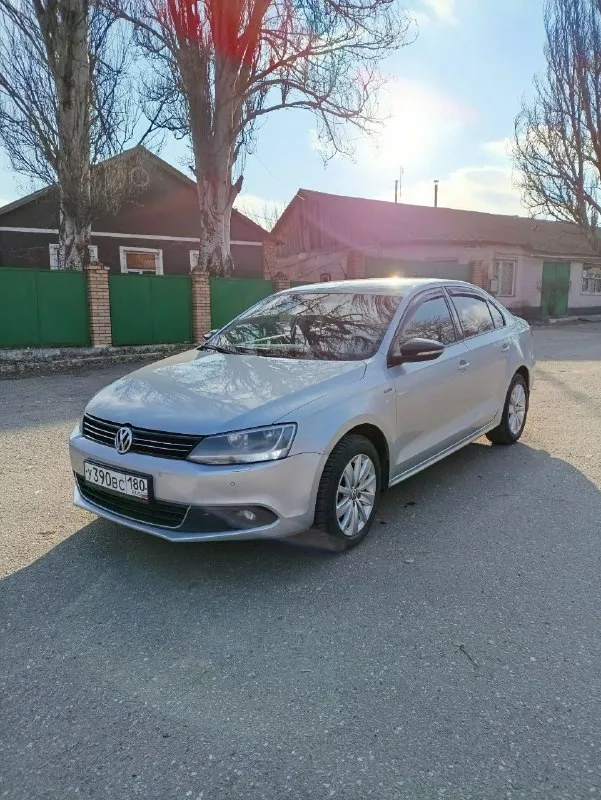 Продам volkswagen jetta, 2013 года в комплектации soshi edition, в отличном состоянии. пробег 212тыс. 1,4 турбо на 122л. с, обслужен, не дымит, не троит, масло не ест. кузов авто сохранился хорошо, без дтп, в родном окрасе, любые проверки. ходовая обслуживалась недавно, без каких либо звуков. салон сохранился хорошо, работает каждая кнопочка. хорошая комплектация: мультируль, парктронники передние и задние, датчик света, круиз-контроль, регулировка и подогрев зеркал, климат контроль обслужен. противотуманки, мультимедиа с aux, usb, подогревы сидений и. т.д. оригинальные диски r16. два комплекта резины. большой вместительный багажник. полное переоформление в мрэо. цена 1050000 тел. +79495073135 📲 tg: юлиана романова 📞 звоните: +7(949)5073135 - фотография - 3