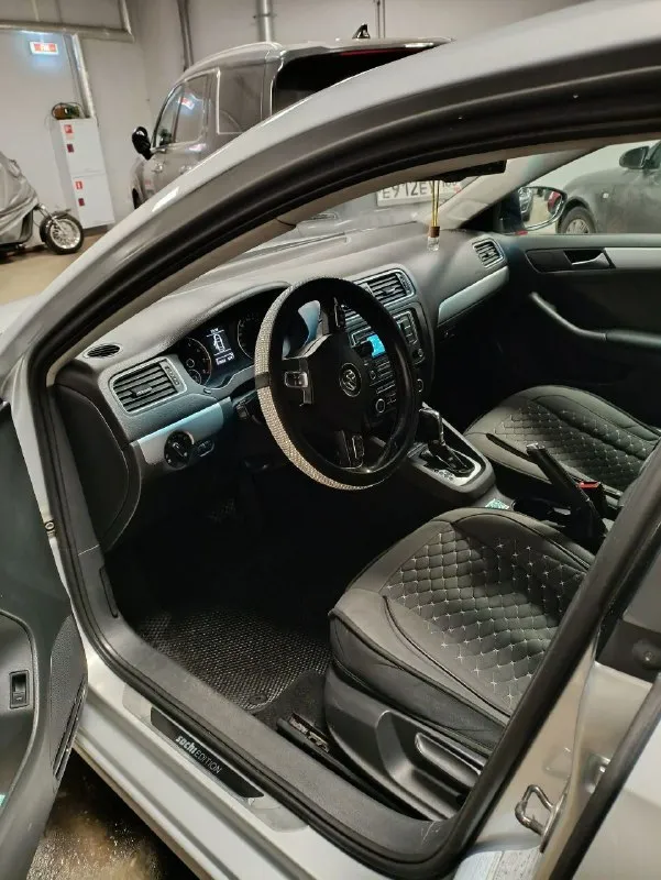 Продам volkswagen jetta, 2013 года в комплектации soshi edition, в отличном состоянии. пробег 212тыс. 1,4 турбо на 122л. с, обслужен, не дымит, не троит, масло не ест. кузов авто сохранился хорошо, без дтп, в родном окрасе, любые проверки. ходовая обслуживалась недавно, без каких либо звуков. салон сохранился хорошо, работает каждая кнопочка. хорошая комплектация: мультируль, парктронники передние и задние, датчик света, круиз-контроль, регулировка и подогрев зеркал, климат контроль обслужен. противотуманки, мультимедиа с aux, usb, подогревы сидений и. т.д. оригинальные диски r16. два комплекта резины. большой вместительный багажник. полное переоформление в мрэо. цена 1050000 тел. +79495073135 📲 tg: юлиана романова 📞 звоните: +7(949)5073135 - фотография - 4