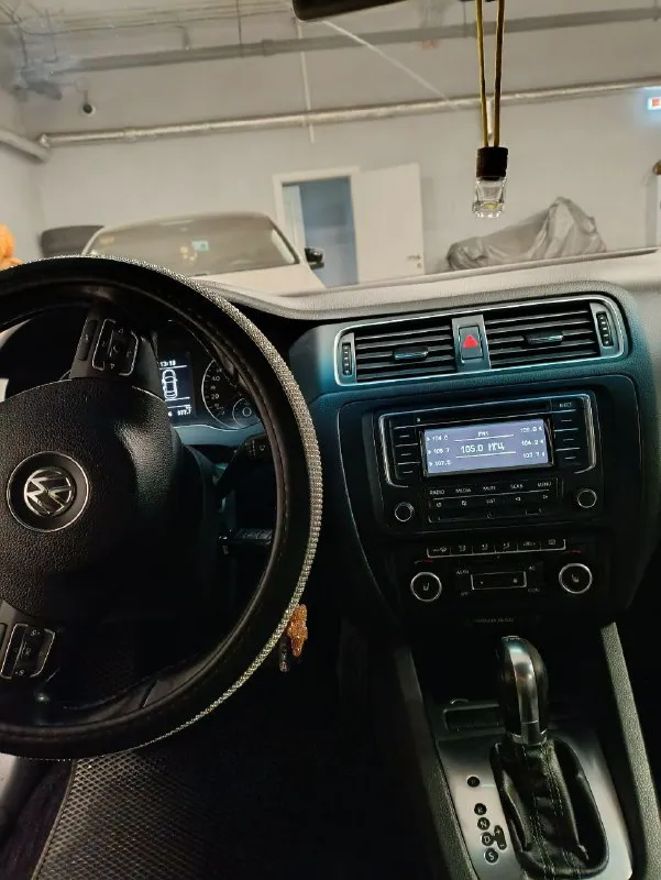 Продам volkswagen jetta, 2013 года в комплектации soshi edition, в отличном состоянии. пробег 212тыс. 1,4 турбо на 122л. с, обслужен, не дымит, не троит, масло не ест. кузов авто сохранился хорошо, без дтп, в родном окрасе, любые проверки. ходовая обслуживалась недавно, без каких либо звуков. салон сохранился хорошо, работает каждая кнопочка. хорошая комплектация: мультируль, парктронники передние и задние, датчик света, круиз-контроль, регулировка и подогрев зеркал, климат контроль обслужен. противотуманки, мультимедиа с aux, usb, подогревы сидений и. т.д. оригинальные диски r16. два комплекта резины. большой вместительный багажник. полное переоформление в мрэо. цена 1050000 тел. +79495073135 📲 tg: юлиана романова 📞 звоните: +7(949)5073135 - фотография - 6