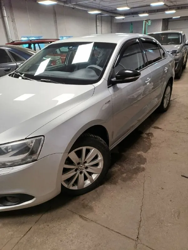 Продам volkswagen jetta, 2013 года в комплектации soshi edition, в отличном состоянии. пробег 212тыс. 1,4 турбо на 122л. с, обслужен, не дымит, не троит, масло не ест. кузов авто сохранился хорошо, без дтп, в родном окрасе, любые проверки. ходовая обслуживалась недавно, без каких либо звуков. салон сохранился хорошо, работает каждая кнопочка. хорошая комплектация: мультируль, парктронники передние и задние, датчик света, круиз-контроль, регулировка и подогрев зеркал, климат контроль обслужен. противотуманки, мультимедиа с aux, usb, подогревы сидений и. т.д. оригинальные диски r16. два комплекта резины. большой вместительный багажник. полное переоформление в мрэо. цена 1050000 тел. +79495073135 📲 tg: юлиана романова 📞 звоните: +7(949)5073135 - фотография - 7