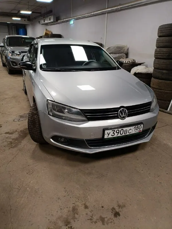 Продам volkswagen jetta, 2013 года в комплектации soshi edition, в отличном состоянии. пробег 212тыс. 1,4 турбо на 122л. с, обслужен, не дымит, не троит, масло не ест. кузов авто сохранился хорошо, без дтп, в родном окрасе, любые проверки. ходовая обслуживалась недавно, без каких либо звуков. салон сохранился хорошо, работает каждая кнопочка. хорошая комплектация: мультируль, парктронники передние и задние, датчик света, круиз-контроль, регулировка и подогрев зеркал, климат контроль обслужен. противотуманки, мультимедиа с aux, usb, подогревы сидений и. т.д. оригинальные диски r16. два комплекта резины. большой вместительный багажник. полное переоформление в мрэо. цена 1050000 тел. +79495073135 📲 tg: юлиана романова 📞 звоните: +7(949)5073135 - фотография - 8