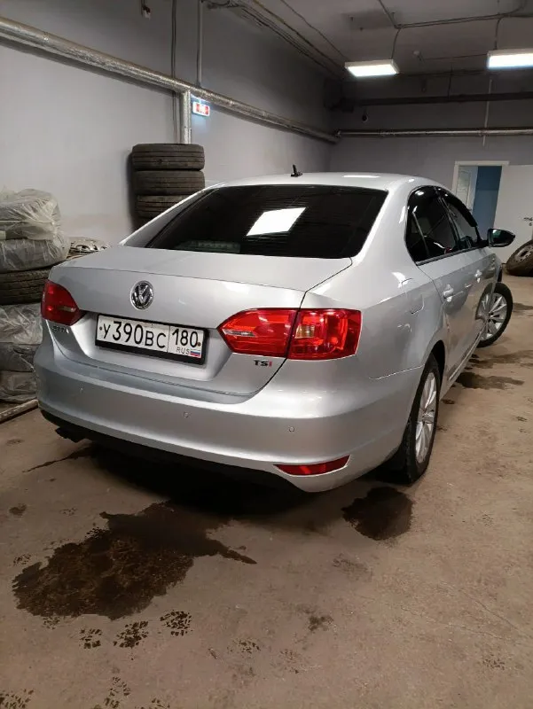 Продам volkswagen jetta, 2013 года в комплектации soshi edition, в отличном состоянии. пробег 212тыс. 1,4 турбо на 122л. с, обслужен, не дымит, не троит, масло не ест. кузов авто сохранился хорошо, без дтп, в родном окрасе, любые проверки. ходовая обслуживалась недавно, без каких либо звуков. салон сохранился хорошо, работает каждая кнопочка. хорошая комплектация: мультируль, парктронники передние и задние, датчик света, круиз-контроль, регулировка и подогрев зеркал, климат контроль обслужен. противотуманки, мультимедиа с aux, usb, подогревы сидений и. т.д. оригинальные диски r16. два комплекта резины. большой вместительный багажник. полное переоформление в мрэо. цена 1050000 тел. +79495073135 📲 tg: юлиана романова 📞 звоните: +7(949)5073135 - фотография - 9