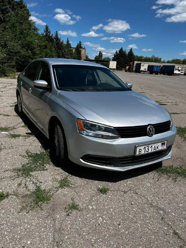 Продам свой автомобиль volkswagen jetta автомобиль 2011 года, с родным пробегом 114000 миль, пригонялась с литвы в 2017 году, была в одних руках, владею 8 лет. уже стоит на 180 постоянном учете, я владелец, продаю тоже я. двигатель 2.0 mpi, 115 л. с, простой 8-ми клапанный атмосферник, 6-ти ступенчатый “aisin” машина в хорошем состоянии, вложений не требует! в комплекте зимняя и летняя резина, 2 вида ковриков нахожусь в г. снежное цена машины 970 тысяч !!! естественно торг реальному покупателю!!! звоните +79493639343, александр ( telegram, max ) 📞 звоните: +7(949)3639343 - фотография - 1