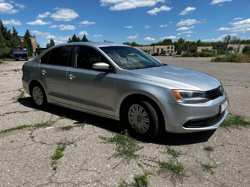 Продам свой автомобиль volkswagen jetta автомобиль 2011 года, с родным пробегом 114000 миль, пригонялась с литвы в 2017 году, была в одних руках, владею 8 лет. уже стоит на 180 постоянном учете, я владелец, продаю тоже я. двигатель 2.0 mpi, 115 л. с, простой 8-ми клапанный атмосферник, 6-ти ступенчатый “aisin” машина в хорошем состоянии, вложений не требует! в комплекте зимняя и летняя резина, 2 вида ковриков нахожусь в г. снежное цена машины 970 тысяч !!! естественно торг реальному покупателю!!! звоните +79493639343, александр ( telegram, max ) 📞 звоните: +7(949)3639343 - фотография - 3