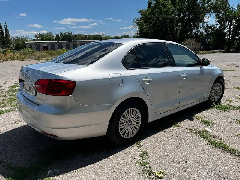 Продам свой автомобиль volkswagen jetta автомобиль 2011 года, с родным пробегом 114000 миль, пригонялась с литвы в 2017 году, была в одних руках, владею 8 лет. уже стоит на 180 постоянном учете, я владелец, продаю тоже я. двигатель 2.0 mpi, 115 л. с, простой 8-ми клапанный атмосферник, 6-ти ступенчатый “aisin” машина в хорошем состоянии, вложений не требует! в комплекте зимняя и летняя резина, 2 вида ковриков нахожусь в г. снежное цена машины 970 тысяч !!! естественно торг реальному покупателю!!! звоните +79493639343, александр ( telegram, max ) 📞 звоните: +7(949)3639343 - фотография - 4