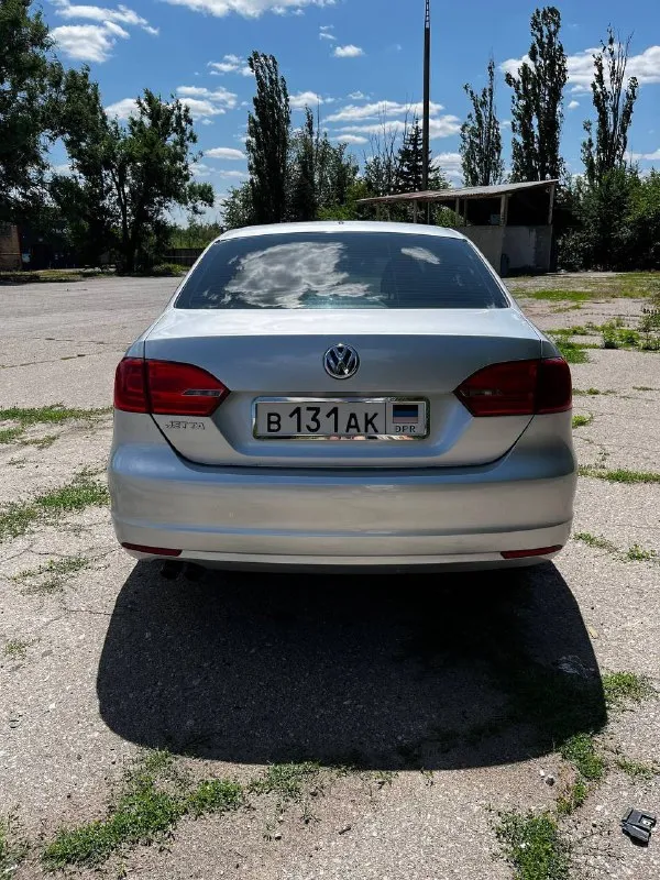 Продам свой автомобиль volkswagen jetta автомобиль 2011 года, с родным пробегом 114000 миль, пригонялась с литвы в 2017 году, была в одних руках, владею 8 лет. уже стоит на 180 постоянном учете, я владелец, продаю тоже я. двигатель 2.0 mpi, 115 л. с, простой 8-ми клапанный атмосферник, 6-ти ступенчатый “aisin” машина в хорошем состоянии, вложений не требует! в комплекте зимняя и летняя резина, 2 вида ковриков нахожусь в г. снежное цена машины 970 тысяч !!! естественно торг реальному покупателю!!! звоните +79493639343, александр ( telegram, max ) 📞 звоните: +7(949)3639343 - фотография - 5