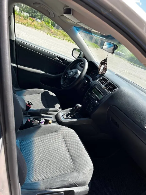 Продам свой автомобиль volkswagen jetta автомобиль 2011 года, с родным пробегом 114000 миль, пригонялась с литвы в 2017 году, была в одних руках, владею 8 лет. уже стоит на 180 постоянном учете, я владелец, продаю тоже я. двигатель 2.0 mpi, 115 л. с, простой 8-ми клапанный атмосферник, 6-ти ступенчатый “aisin” машина в хорошем состоянии, вложений не требует! в комплекте зимняя и летняя резина, 2 вида ковриков нахожусь в г. снежное цена машины 970 тысяч !!! естественно торг реальному покупателю!!! звоните +79493639343, александр ( telegram, max ) 📞 звоните: +7(949)3639343 - фотография - 8