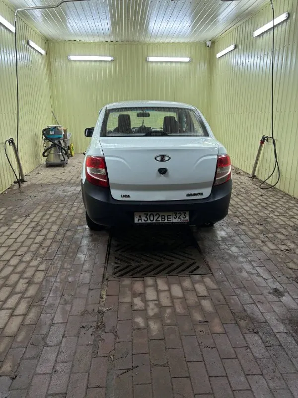 Продам автомобиль ваз granta г. стаханов · год выпуска: 2013 · пробег: 250 000 км (подтверждённый, один владелец до меня). · владельцы по птс: я — второй. · состояние: чистое, без дтп в истории. · техническое состояние: автомобиль не требует вложений. · двигатель: 8-клапанный, работает ровно и стабильно. · коробка передач: переключения чёткие, без посторонних шумов, передачи не выбивает. · подвеска: в исправном состоянии, без стуков. · особенности: · два полных комплекта шин (зимняя и летняя резина) в отличном состоянии. · установлена магнитола, простое, но качественное аудио. · расход топлива: в городском цикле около 7.5 л/100 км. цена: 340 000 ₽ контактный телефон: +7 (959) 144-12-99 📞 звоните: +7(959)1441299 - фотография - 2
