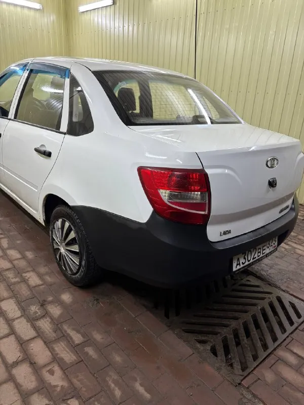 Продам автомобиль ваз granta г. стаханов · год выпуска: 2013 · пробег: 250 000 км (подтверждённый, один владелец до меня). · владельцы по птс: я — второй. · состояние: чистое, без дтп в истории. · техническое состояние: автомобиль не требует вложений. · двигатель: 8-клапанный, работает ровно и стабильно. · коробка передач: переключения чёткие, без посторонних шумов, передачи не выбивает. · подвеска: в исправном состоянии, без стуков. · особенности: · два полных комплекта шин (зимняя и летняя резина) в отличном состоянии. · установлена магнитола, простое, но качественное аудио. · расход топлива: в городском цикле около 7.5 л/100 км. цена: 340 000 ₽ контактный телефон: +7 (959) 144-12-99 📞 звоните: +7(959)1441299 - фотография - 4