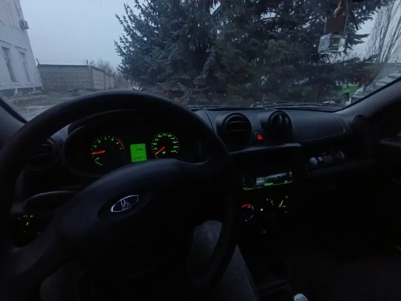 Продам автомобиль ваз granta г. стаханов · год выпуска: 2013 · пробег: 250 000 км (подтверждённый, один владелец до меня). · владельцы по птс: я — второй. · состояние: чистое, без дтп в истории. · техническое состояние: автомобиль не требует вложений. · двигатель: 8-клапанный, работает ровно и стабильно. · коробка передач: переключения чёткие, без посторонних шумов, передачи не выбивает. · подвеска: в исправном состоянии, без стуков. · особенности: · два полных комплекта шин (зимняя и летняя резина) в отличном состоянии. · установлена магнитола, простое, но качественное аудио. · расход топлива: в городском цикле около 7.5 л/100 км. цена: 340 000 ₽ контактный телефон: +7 (959) 144-12-99 📞 звоните: +7(959)1441299 - фотография - 5