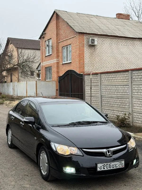 ✅продам honda civic, 2008года, рестайлинг. пробег 208.000 оригинальный! ✅ 1.3л мягкий гибрид, коробка вариатор. в отличном состоянии работает ровно, не дымит не троит. по коробке все отлично. ✅ кузов в хорошем состоянии без жуков коррозии, и гнили. без дтп. отличное техническое состояние. ✅ максимальная комплектация (executive): климат- контроль, круиз-контроль, подогрев сидений, электро складывание зеркал, мультируль, дополнительная шумоизоляция салона. зимняя резина в комплекте! осмотр г. луганск цена 639.000₽ +79591918030 📞 звоните: +7(959)1918030 - фотография - 2