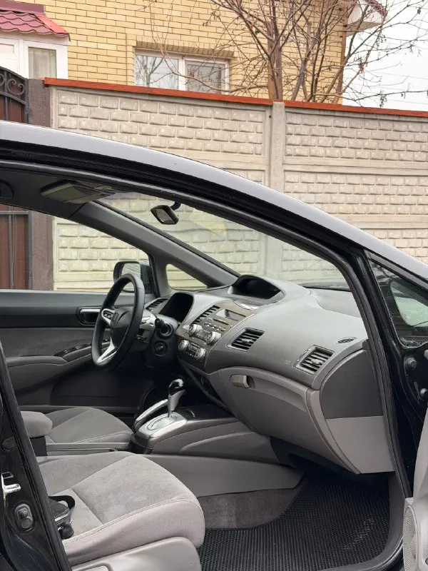 ✅продам honda civic, 2008года, рестайлинг. пробег 208.000 оригинальный! ✅ 1.3л мягкий гибрид, коробка вариатор. в отличном состоянии работает ровно, не дымит не троит. по коробке все отлично. ✅ кузов в хорошем состоянии без жуков коррозии, и гнили. без дтп. отличное техническое состояние. ✅ максимальная комплектация (executive): климат- контроль, круиз-контроль, подогрев сидений, электро складывание зеркал, мультируль, дополнительная шумоизоляция салона. зимняя резина в комплекте! осмотр г. луганск цена 639.000₽ +79591918030 📞 звоните: +7(959)1918030 - фотография - 8