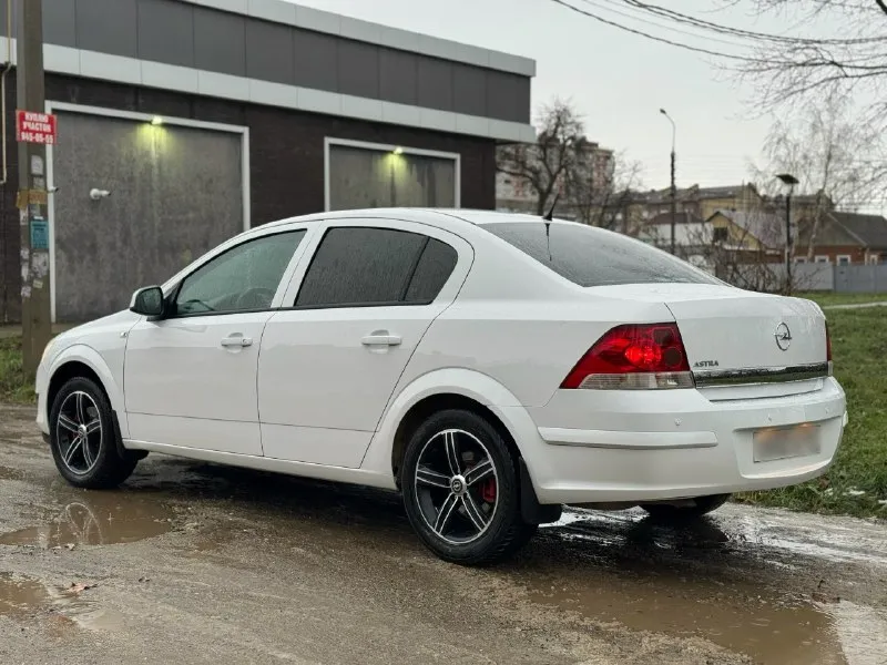 Продам opel astra год выпуска: 2013 объем: 1,6 ✅ я владелец. 2 хозяина. ✅ кузов и днище в отличном состоянии, без следов коррозии. ✅ все стекла родные, включая лобовое. заленая автотека. автомобиль полностью обслужен, от и до. сделано много работ. за машиной следили и ухаживали. замена масла каждые 7 тыс. км. мотор, коробка без каких-либо нареканий. все работает как и должно. подвеска - как мяч, без посторонних звуков. сидения и руль все время был в чехлах. сейчас как новые. салон чистый и опрятный, без дефектов. карты, ручки и все остальное не затертое. есть все необходимое. подогрев сидений. эл. рег. зеркал и фар. датчик света. 4 эл. стеклоподъемника. мультируль. ✅ зимний и летний комплект резины. 2 ключа. машиной будете довольны. работает каждая кнопочка. цена: 670₽ торг будет. по вопросам звоните. +7 949-333-46-96 нахожусь в донецке. 📞 звоните: +7(949)3334696 - фотография - 2